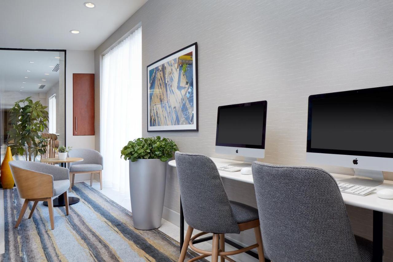 Holiday Inn&Suites Montreal Airport Dorval Exterior foto