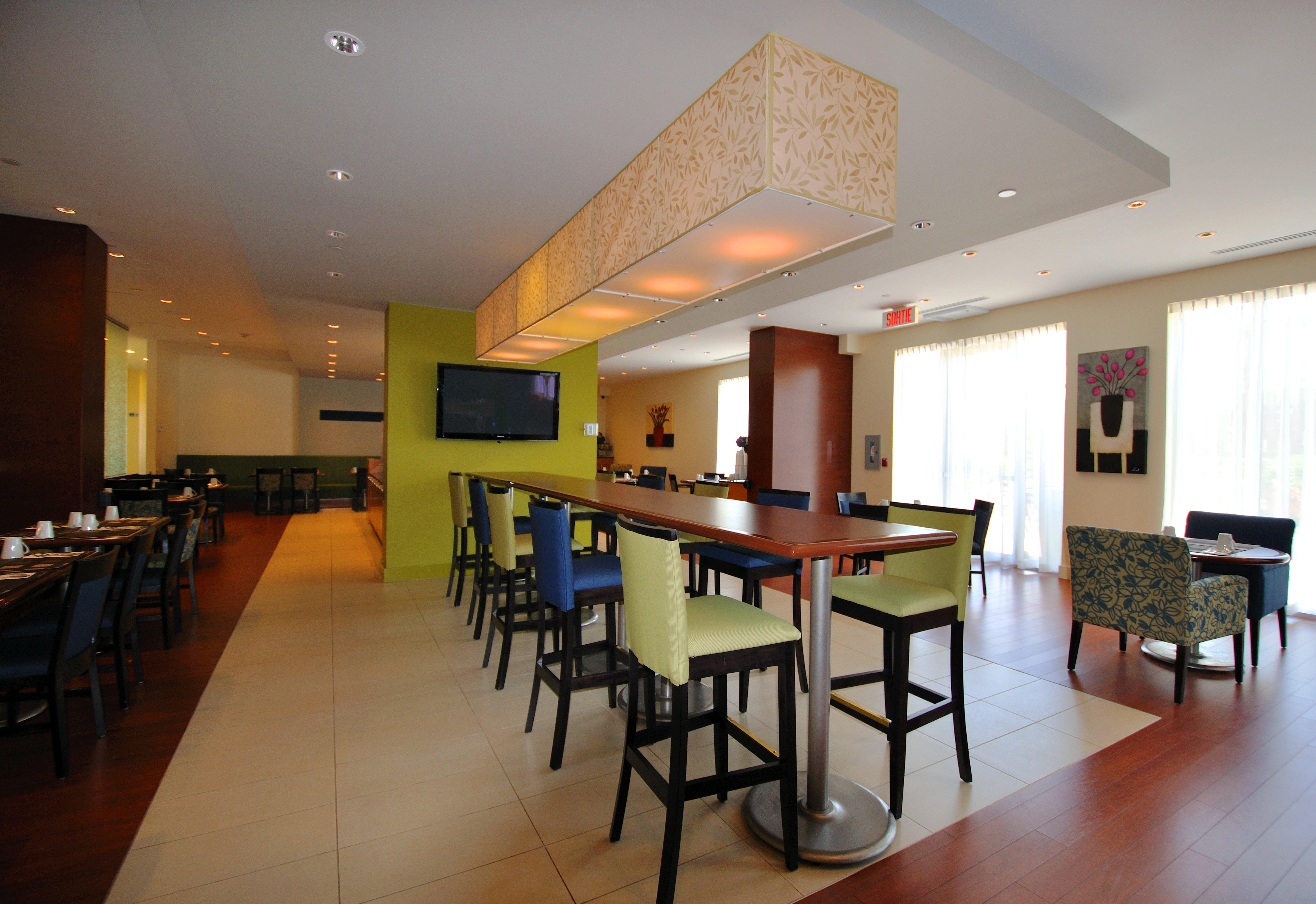 Holiday Inn&Suites Montreal Airport Dorval Exterior foto