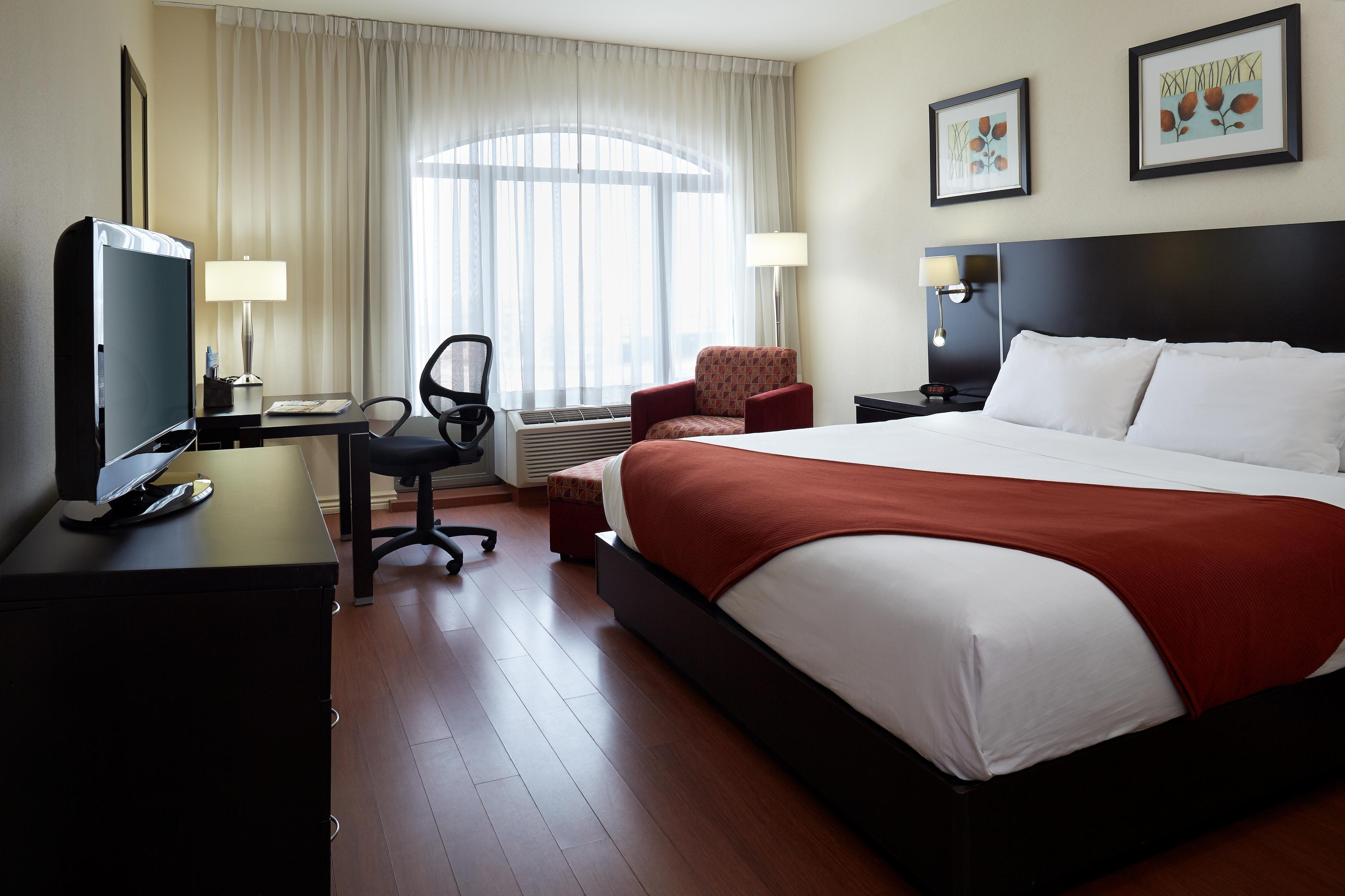 Holiday Inn&Suites Montreal Airport Dorval Exterior foto