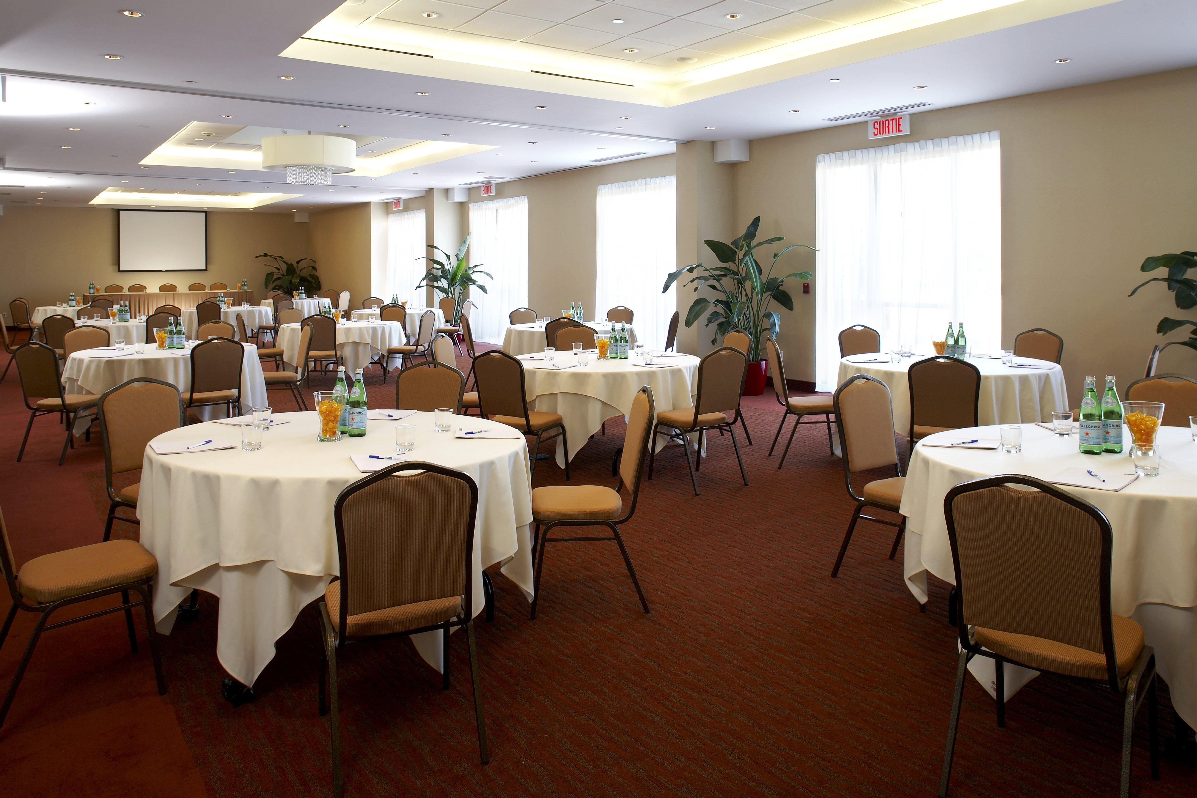 Holiday Inn&Suites Montreal Airport Dorval Exterior foto