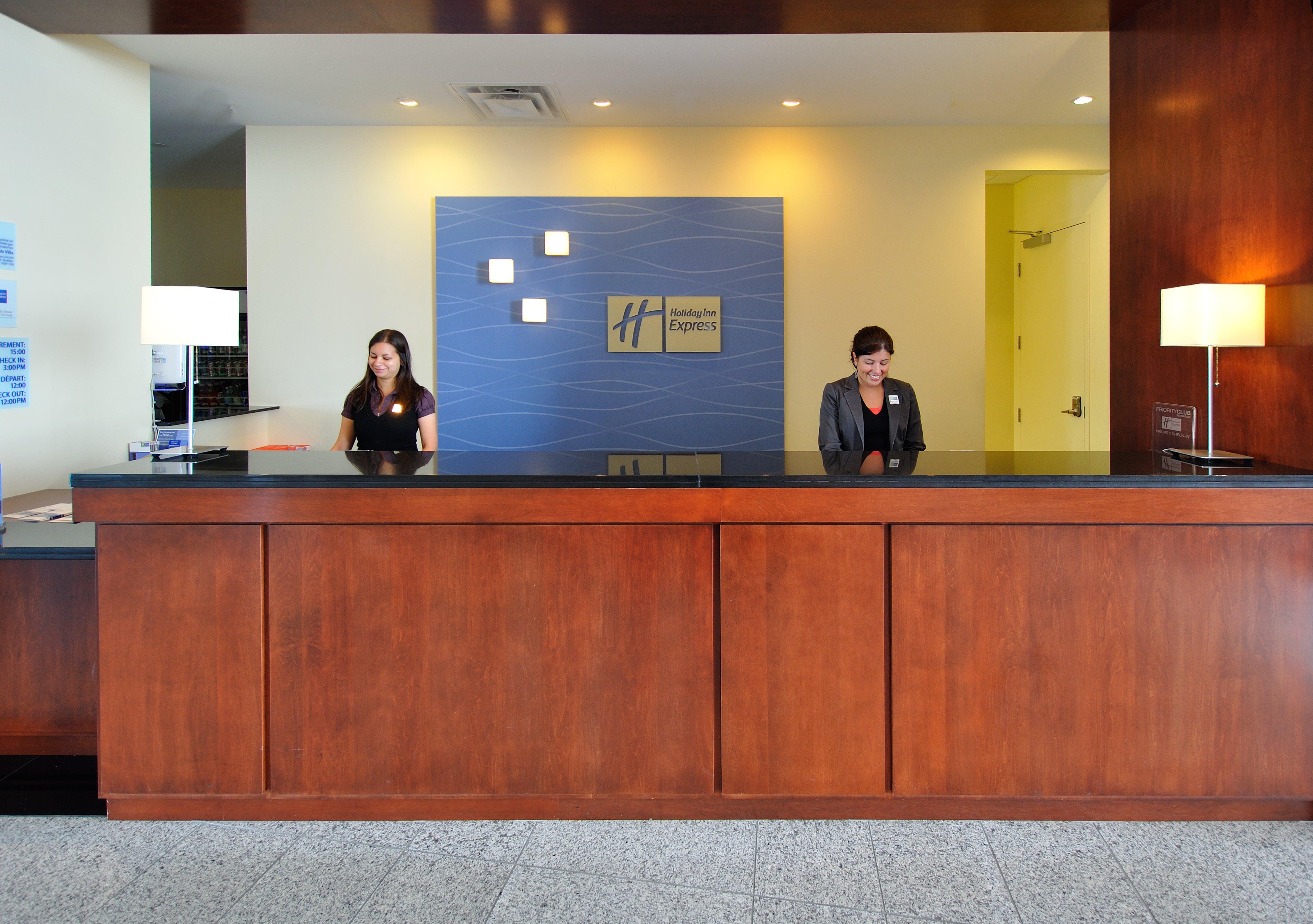 Holiday Inn&Suites Montreal Airport Dorval Exterior foto