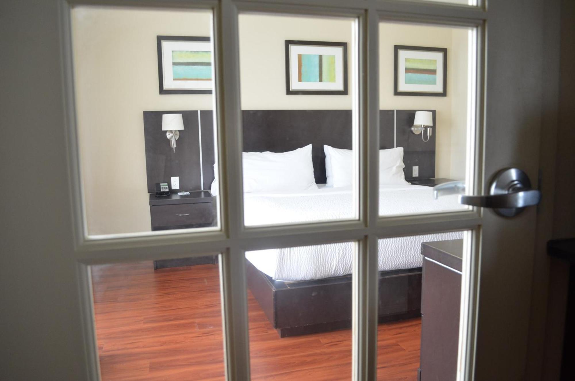 Holiday Inn&Suites Montreal Airport Dorval Exterior foto