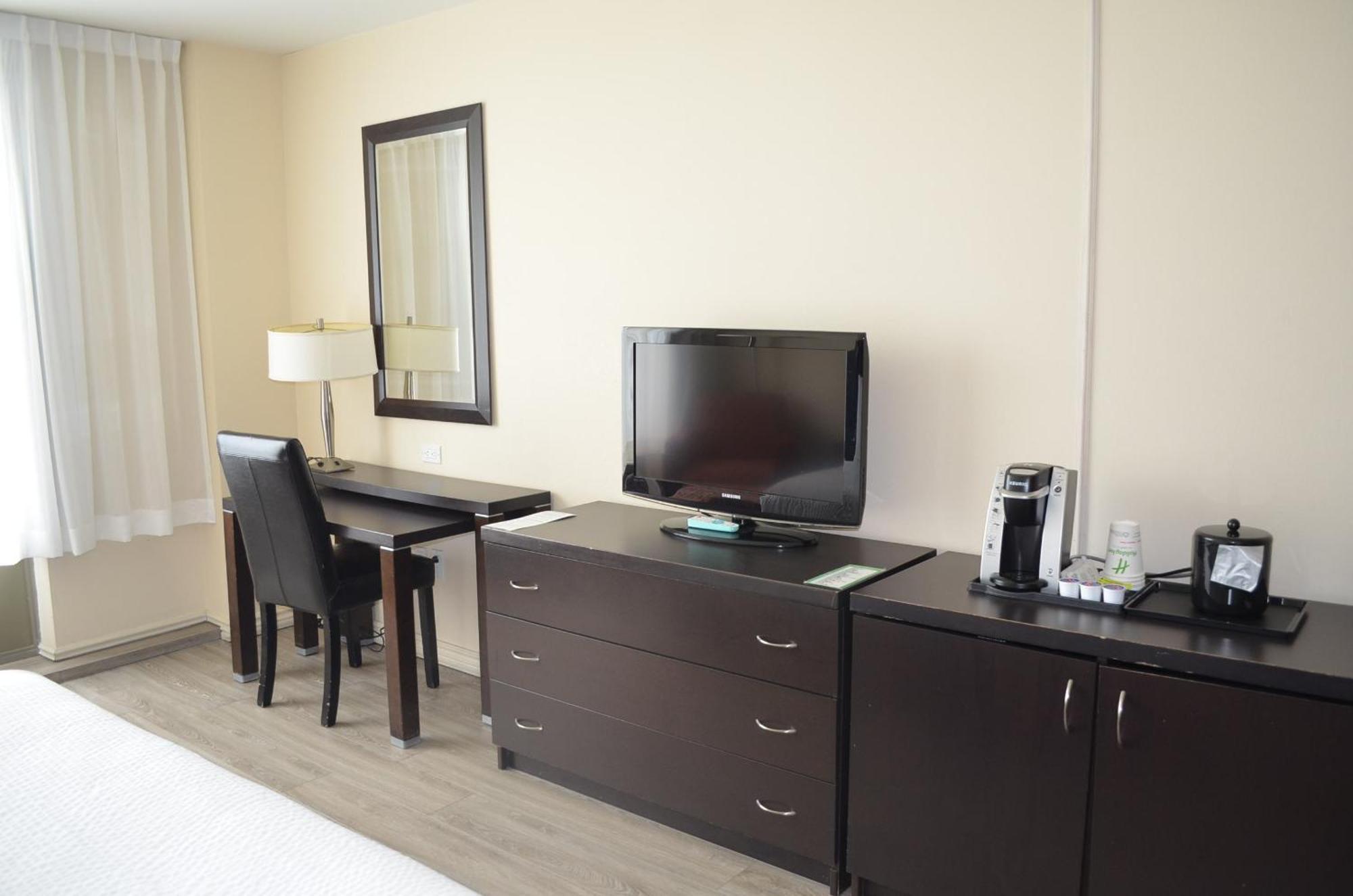 Holiday Inn&Suites Montreal Airport Dorval Exterior foto
