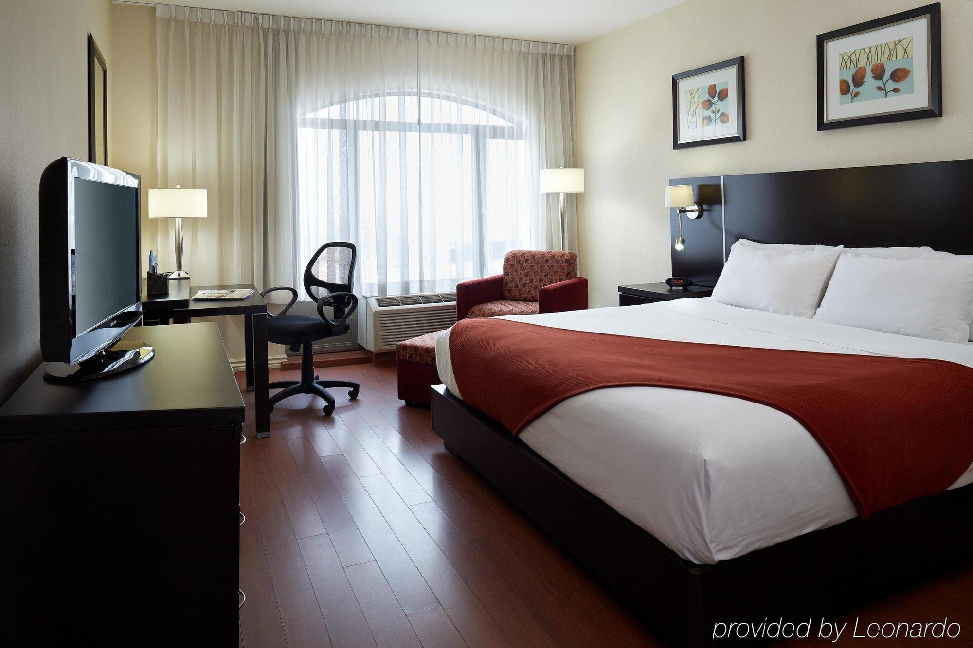 Holiday Inn&Suites Montreal Airport Dorval Exterior foto