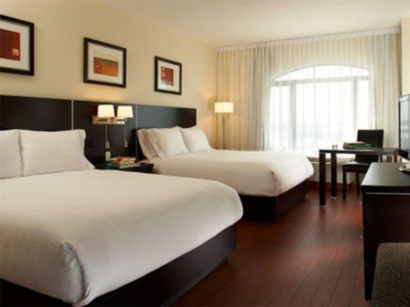 Holiday Inn&Suites Montreal Airport Dorval Exterior foto