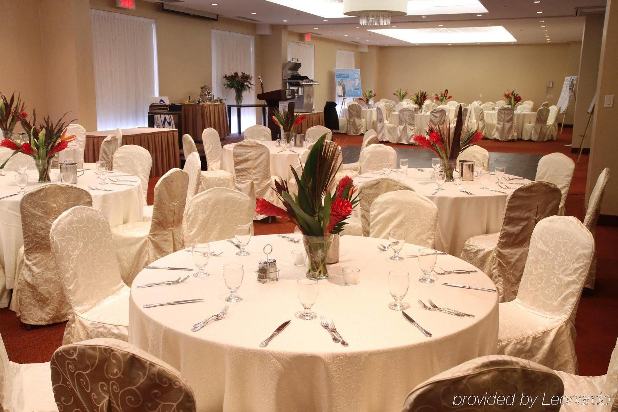 Holiday Inn&Suites Montreal Airport Dorval Restaurante foto