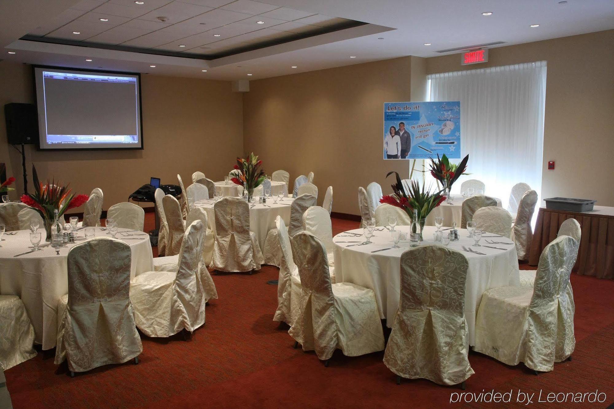 Holiday Inn&Suites Montreal Airport Dorval Facilidades foto